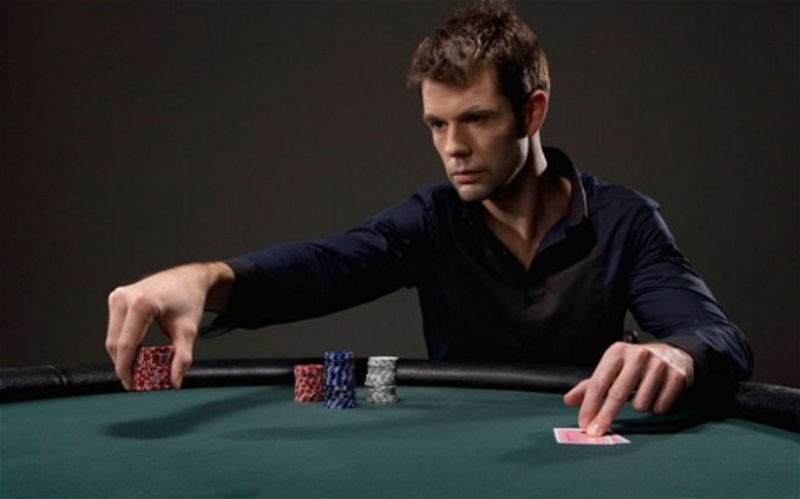 Nhìn vào các chỉ số HUD của đối thủ, bạn sẽ hiểu rõ hơn về phong cách chơi poker của họ